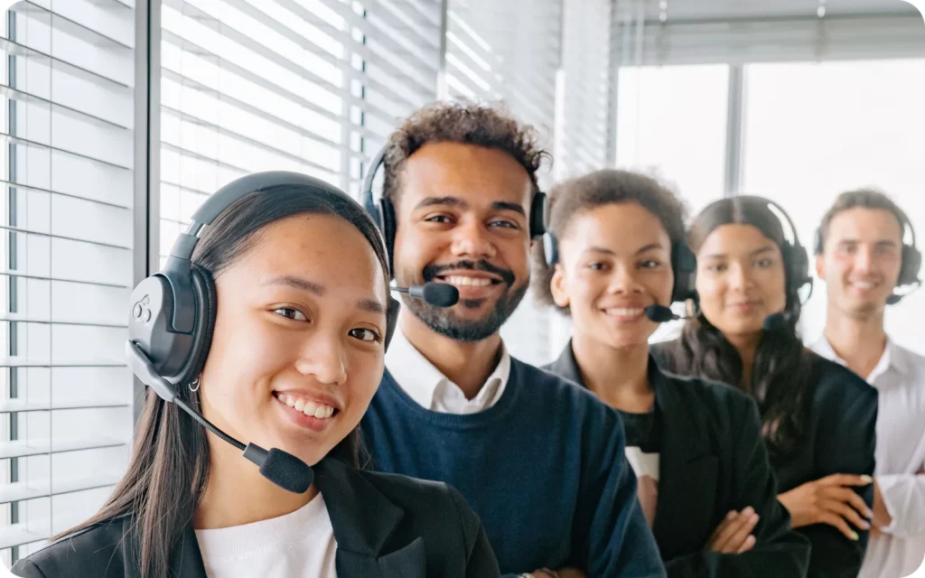 Équipe du centre d'appel intelligent GBell, au casque, souriante